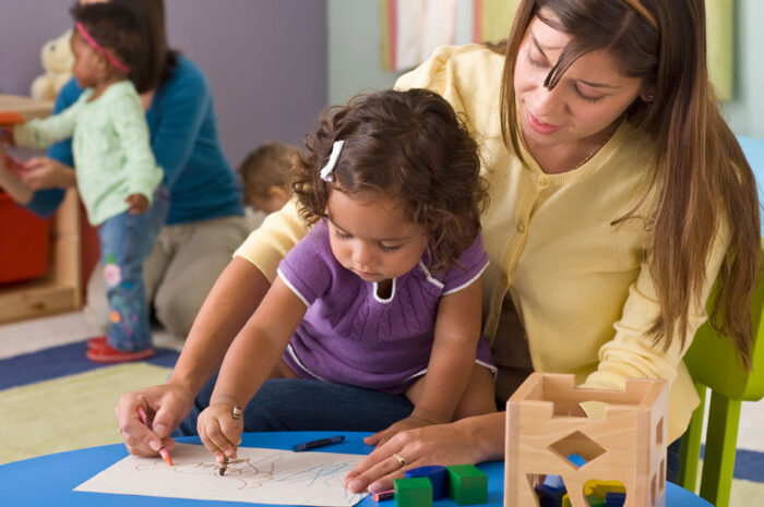 Trabajar como niñera: Guía para aplicar